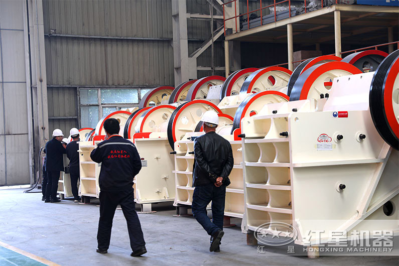 客戶(hù)來(lái)廠參觀顎式破碎機(jī)