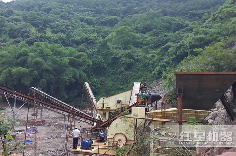 河南客戶重錘式破碎機工作現(xiàn)場