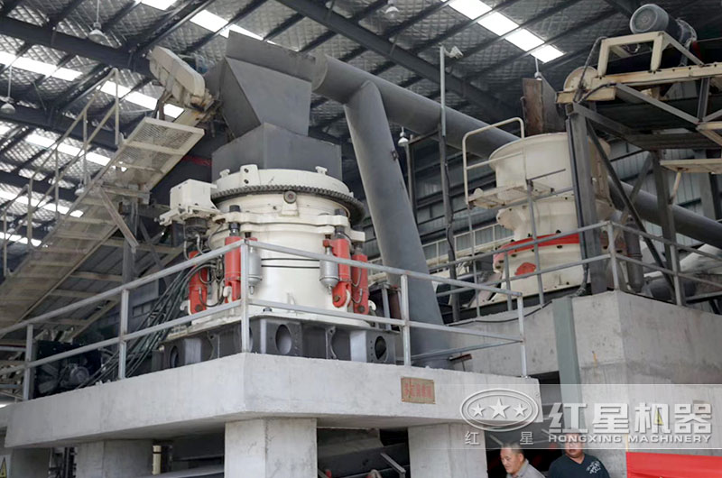 客戶圓錐破碎機(jī)工作現(xiàn)場