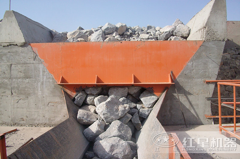 日產(chǎn)1萬方的石子加工廠需要配置幾臺多大型號的顎破機(jī)？