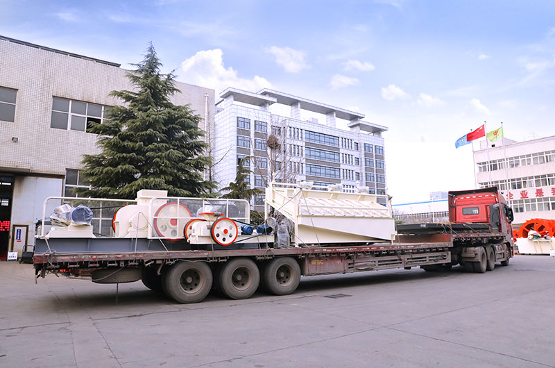 對(duì)輥式水泥破碎機(jī)發(fā)貨現(xiàn)場